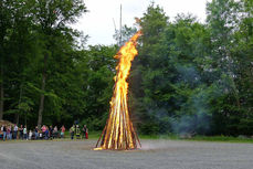 Entzünden des Johannifeuers (Foto: Karl-Franz Thiede)